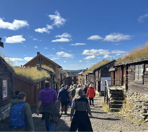 Folk som går langs en typisk Røros-gate