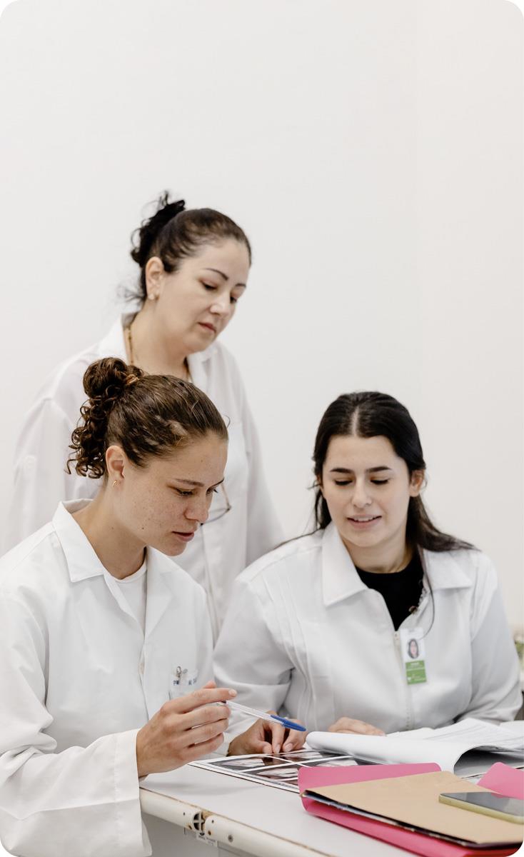 Three women in a laboratory analyze images. Norway has a broad knowledge and research cooperation with Brazil, including on health research.