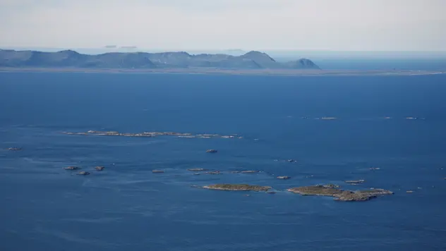 Andfjorden med utsikt til Andøya og Andenes.