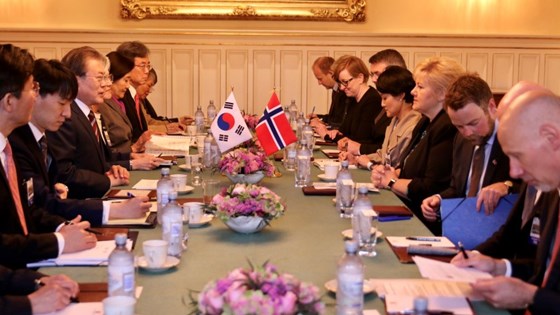Prime Minister Erna Solberg meeting with South Korean president Statsminister Erna Solberg i møte med Sør-Koreas president Moon Jae-in
