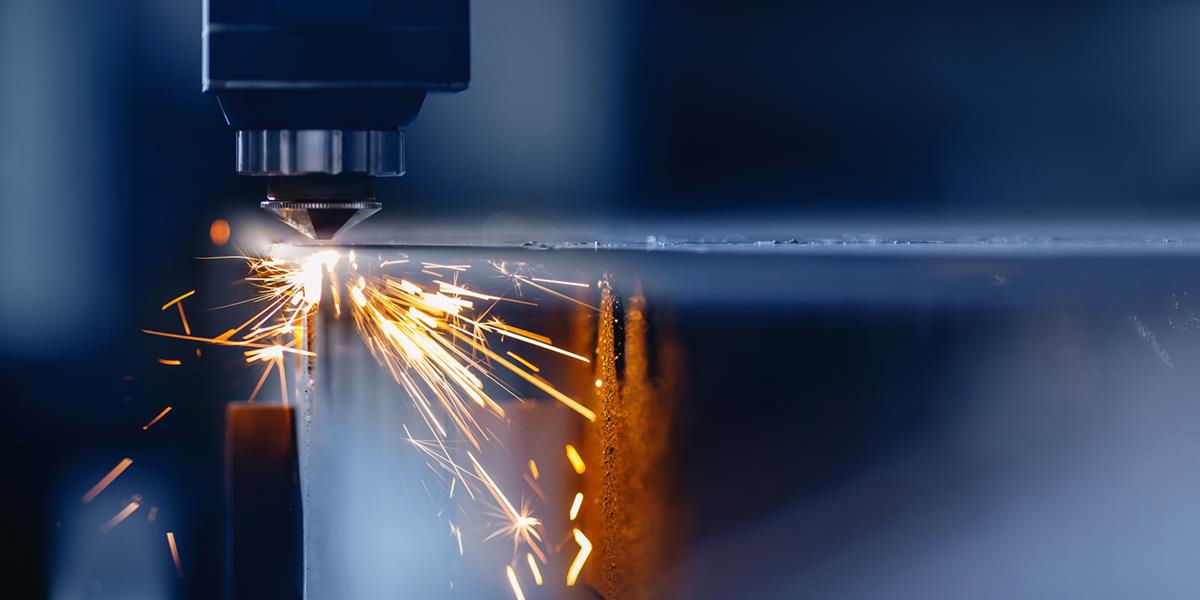 Bilde av en laser som kutter i metall.