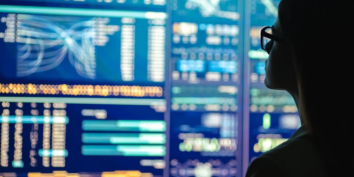 Bilde av en dame som ser på et digitalt styringssystem.