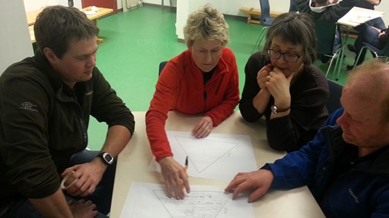 Ivrige deltagere under samling på Hemnskjel i Snillfjord kommune.