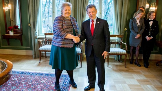 Statsminister Erna Solberg møter fredsprisvinner Juan Manuel Santos i regjeringens representasjonsbolig i Oslo søndag formiddag.