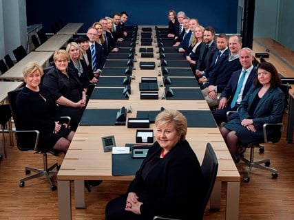 Regjeringen Solberg rundt møtebordet i regjeringskonferanse i Glacisgata 1 i Oslo 23. april 2018.
