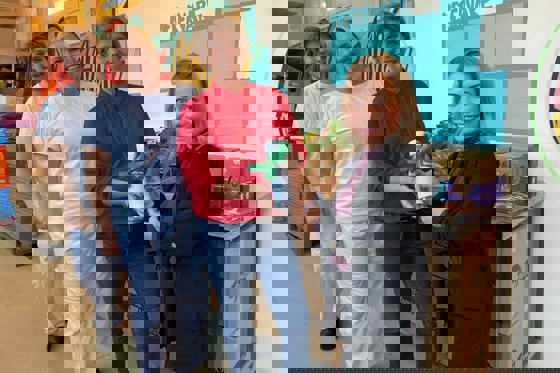 Fremst: Landbruks- og matminister Sandra Borch, Nina Sundqvist, adm.dir. Stiftelsen Norsk Mat. Brit Selebø, daglig leder Metervare, Helge Tungen, produksjonssjef Metervare.