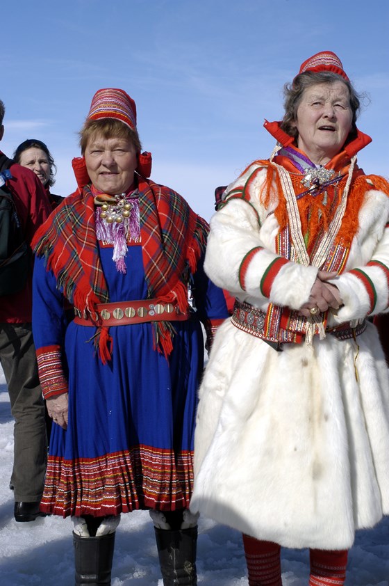 Kvinner i samisk drakt.