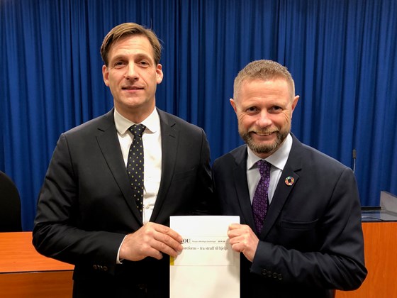 Helseminister Bent Høie og leder av Rusreformutvalget Runar Torgersen.