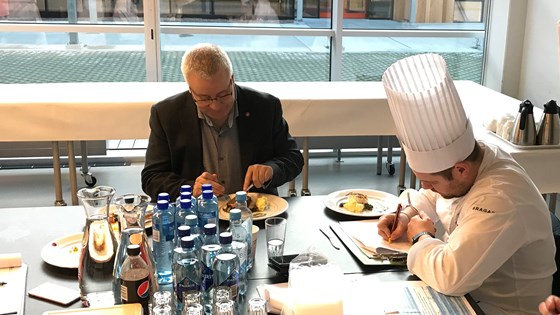 Landbruks- og matminister Bård Hoksrud prøver seg som smaksdommer sammen med Christopher W. Davidsen, som til daglig er kjøkkensjef på Britania Hotel. 