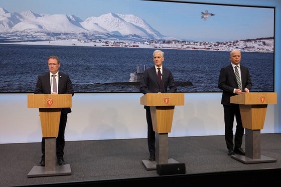 Forsvarsminister Bjørn Arild Gram, statsminister Jonas Gahr Støre og finansminister Trygve Slagsvold Vedum.