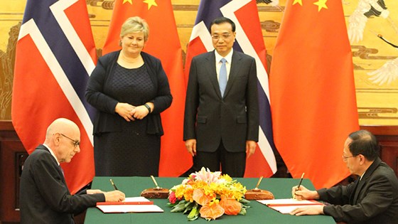 Undertegning av avtalen mellom Kina og Norge. Ambassadør Svein Ole Sæther og minister Gou Zhongwen. Statsminister Erna Solberg og Kinas statsminister Li Keqiang var til stede under signeringen i Kinas store hall.