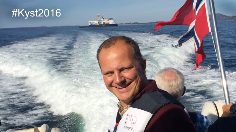 Samferdselsminister Ketil Solvik-Olsen i båt