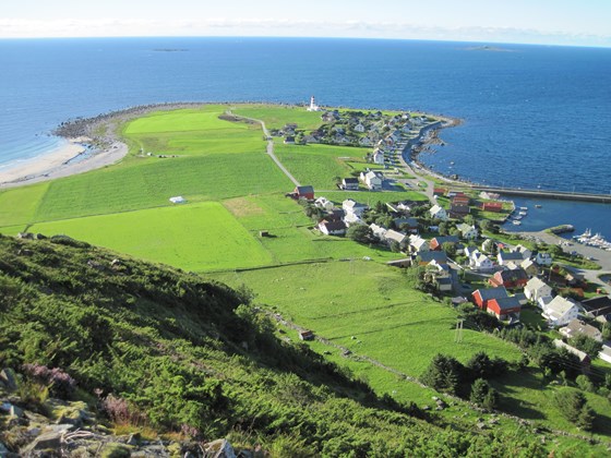 Alnes på Godøya er eit kyst- og øylandskap med fiskevær og beitemarker.