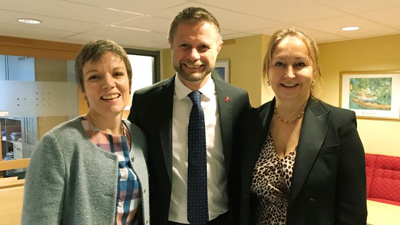 Helse- og omsorgsminister Bent Høie sammen med president i Legeforeningen, Marit Hermansen og styreleder i KS, Gunn Marit Helgesen.
