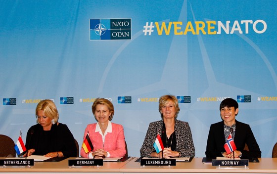 Forsvarsministerne fra Nederland, Tyskland, Luxembourg og Norge signerte i dag en Memorandum of Understanding (MOU) for det flernasjonale prosjektet om å anskaffe multirolle tank- og transportfly. 