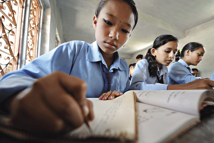 Figur 2.1 Skolejenter i Nepal i dyp konsentrasjon