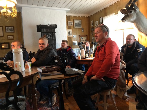 Georg Solem foran i finstua på gården sin forteller om sagbruksdriften på Solem sag.