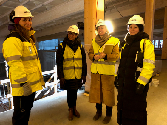 Ny idrettsahall i Molde imponerte, fra venstre Tone Rangnes, Molde kommune, Christina Qvam Heggertvedt, tredriver i Møre og Romsdal, Kristin Wigum, Kystskogbruket og Camilla Bersvendsen, Kystskogbruket.