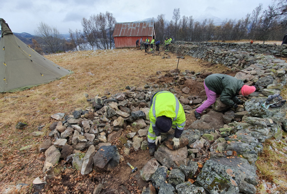 Tørrmuringskurs i Kvæfjord i Troms.