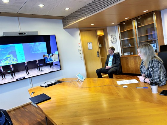 Tina Bru mottar utbyggingsplanen digitalt fra Equinor.