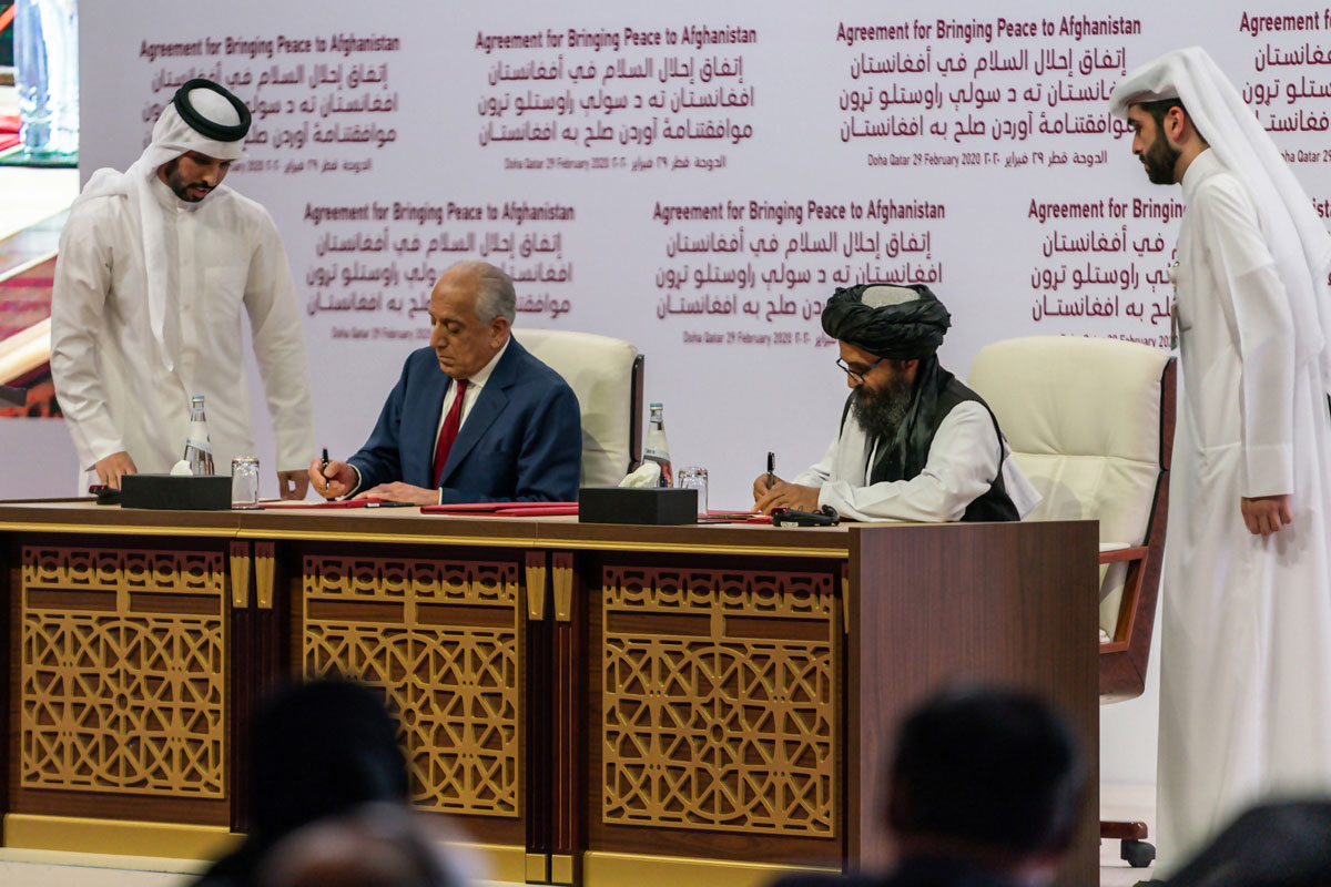 Figur 3.12 USAs spesialrepresentant Zalmay Khalilzad og Mulla Abdul Ghani Baradar fra Taliban signerer Doha-avtalen 29. februar 2020.