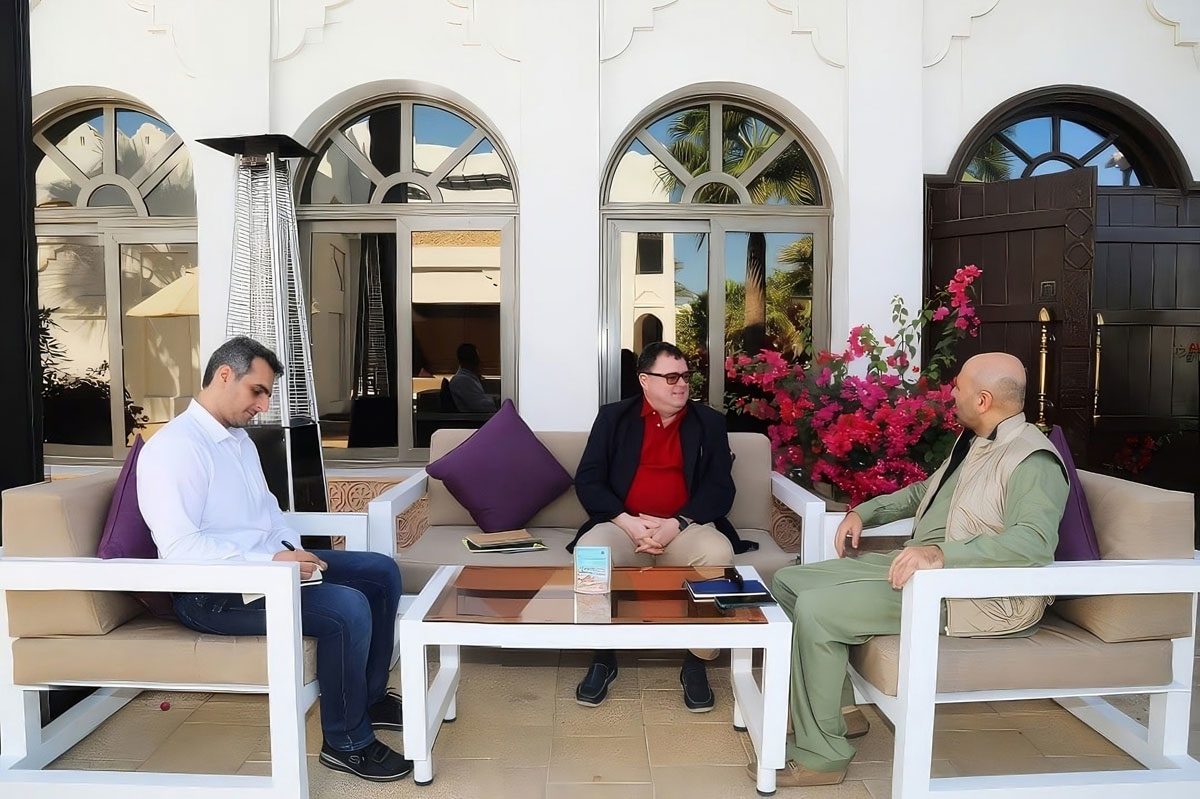 Figur 5.11 Møte mellom Norges spesialutsending til Afghanistan Per Albert Ilsaas (i midten) og fredsminister Sadat Mansoor Naderi (til høyre), 15. november 2020.