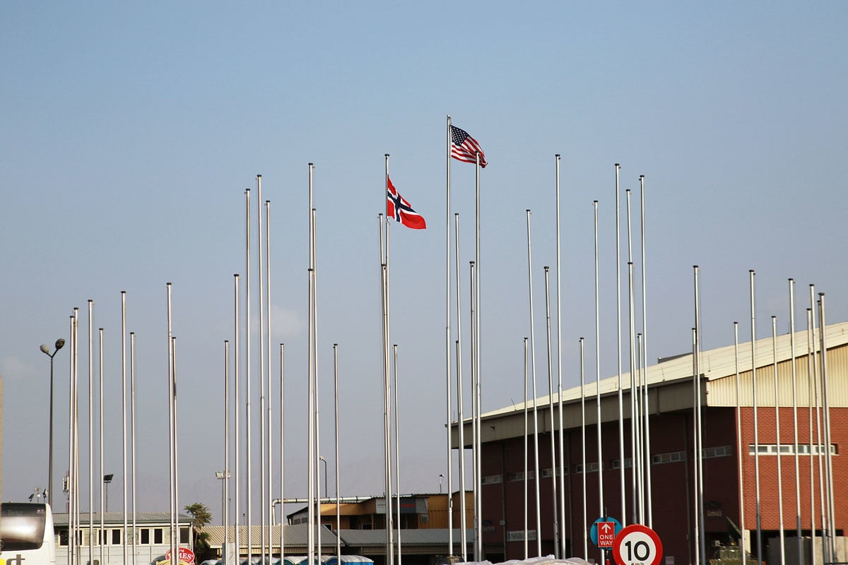 Figur 6.1 Det norske og det amerikanske som de to siste i flaggborgen på Kabul flyplass, 29. august 2021.