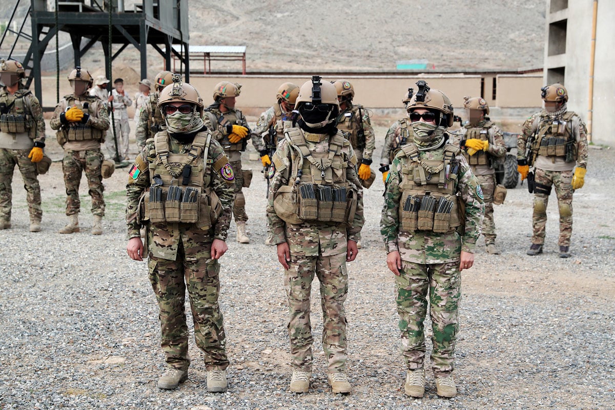 Figur 6.10 De tre første kvinnelige CRU 222-politioffiserene blir uteksaminert i Kabul, 9. april 2018.