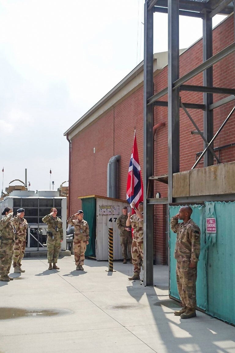 Figur 6.11 Flaggheising på feltsykehuset