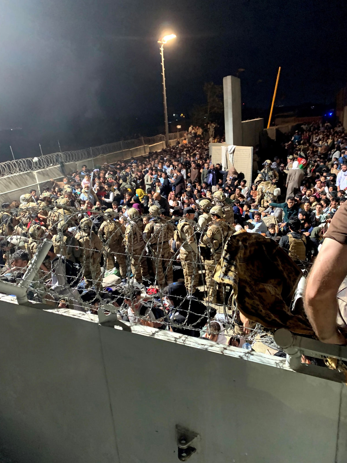 Figur 7.10 Folkemengden og trolig afghanske sikkerhetsstyrker ved Østlig port.