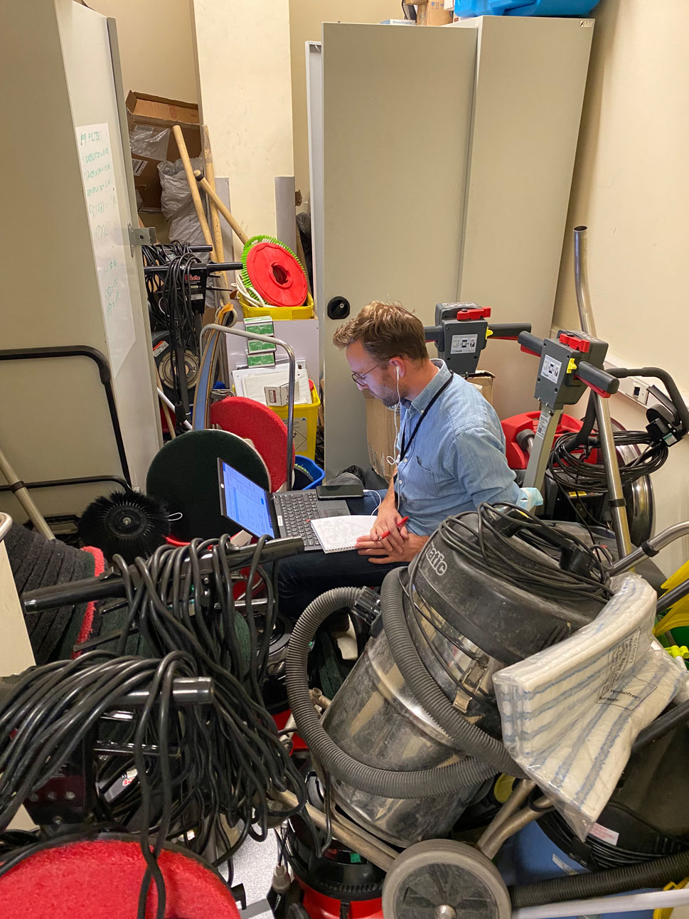 Figur 7.11 URE arbeidet fra et lagerrom på Kabul flyplass.