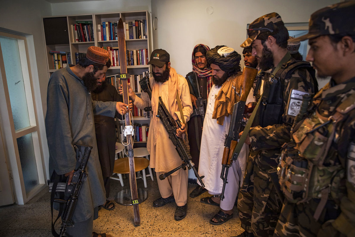Figur 7.16 Taliban inntar den norske ambassaden i Kabul i september 2021