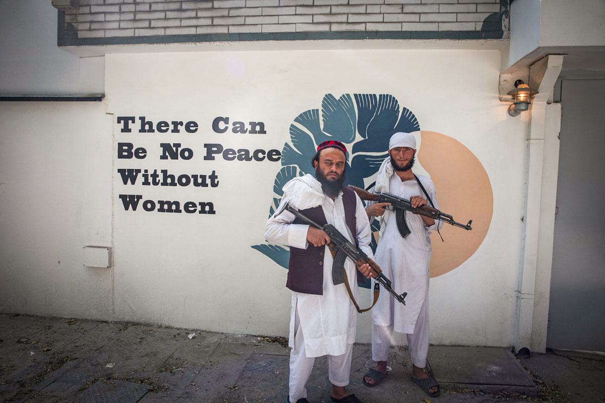 Figur 7.19 Taliban utenfor ambassaden i Kabul i september 2021