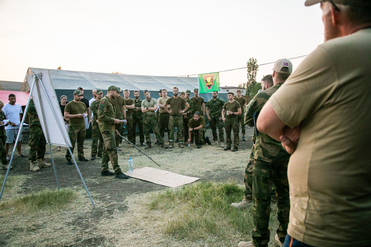 Figur 7.8 Ordremøte for soldatene fra Brigade Nord i Tbilisi.