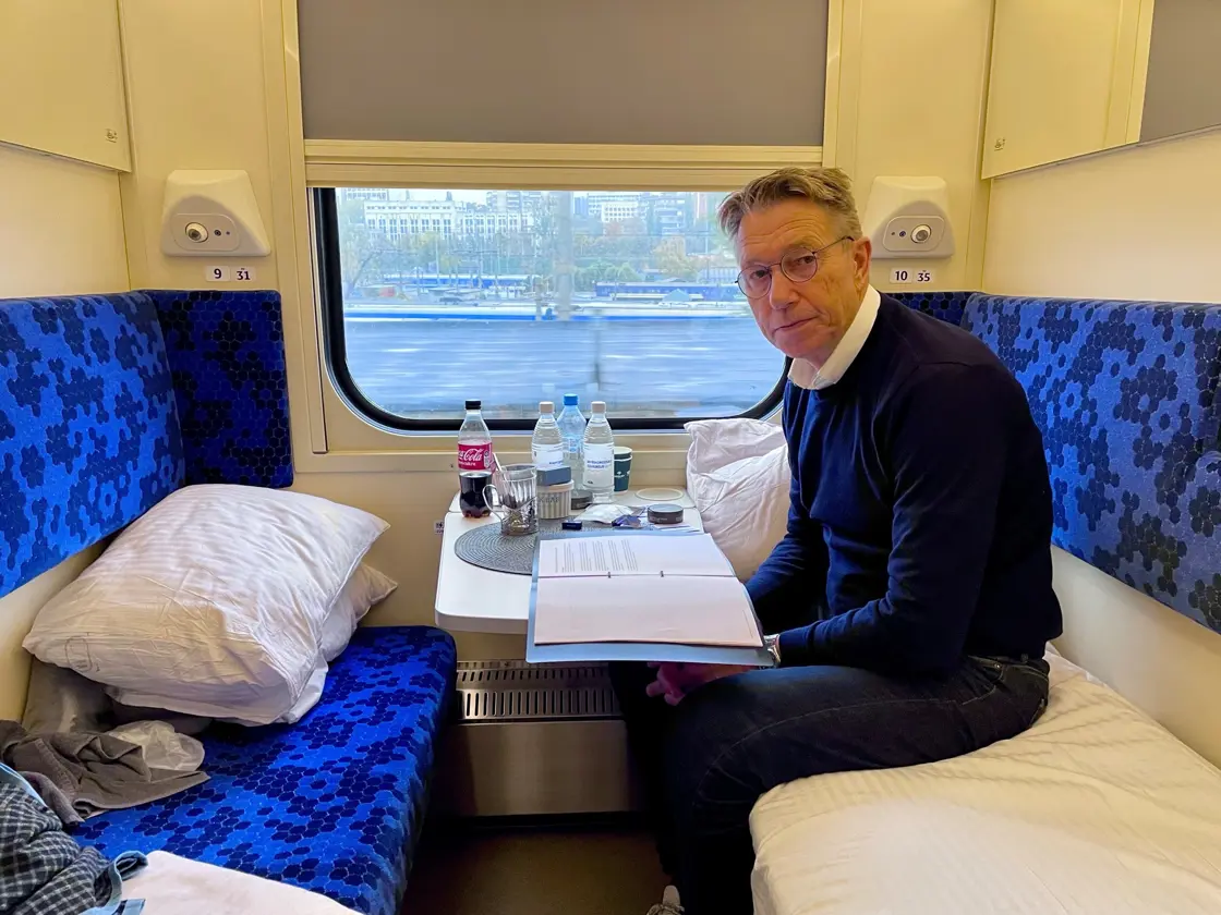 Norwegian Minister of Energy, Terje Aasland, travels by train to Ukraine.