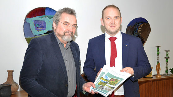 Landbruks- og matminister Jon Georg Dale fikk i dag, overlevert rapport fra arbeidsgruppen. Gruppen har blitt ledet av Erik Eid Hohle, leder på Energigården, og har bestått av representanter fra både næring, forvaltning og miljøorganisasjonene.