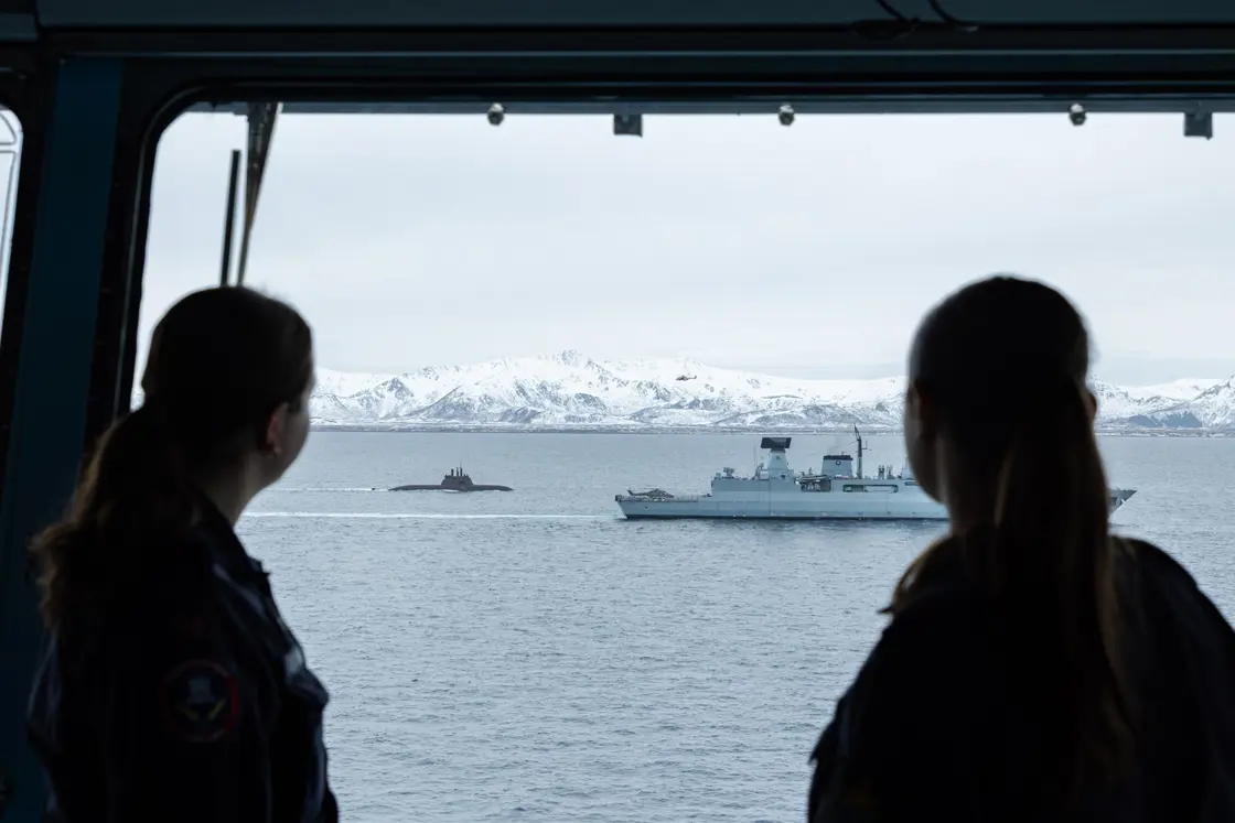 To soldater ser på skip