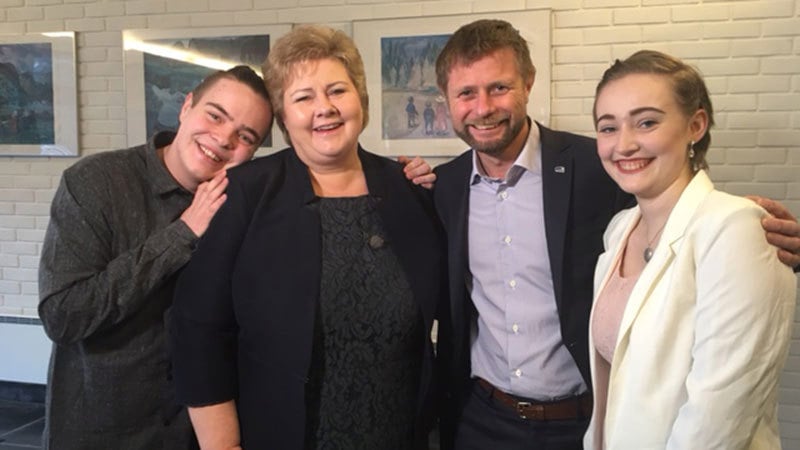 Erna Solberg og Bent Høie sammen med Ingebjørg og Fredrik fra Forandringsfabrikken. Foto: Helse- og omsorgsdepartementet.