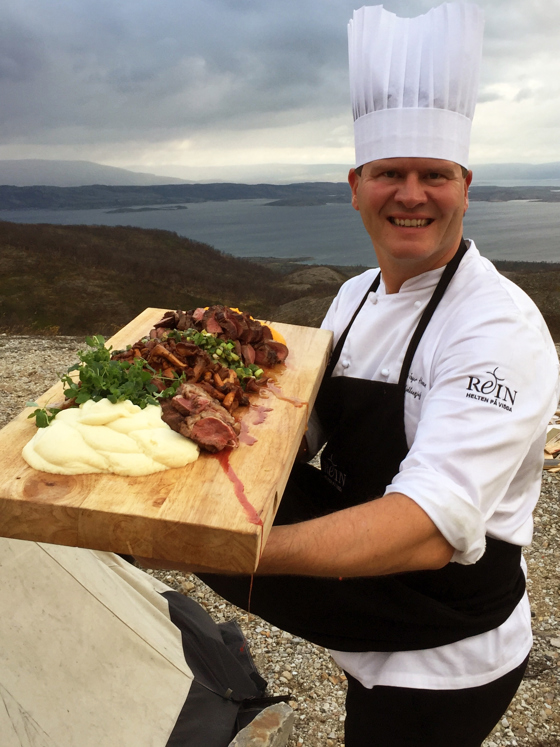 Svein Jæger Hansen klar for servering av reinfilet.