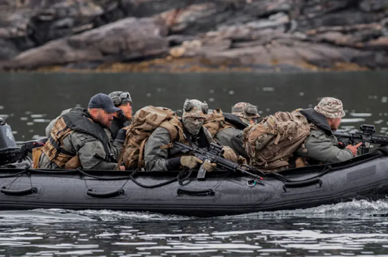 The picture depicts Norwegian coastal rangers training Ukrainian naval forces