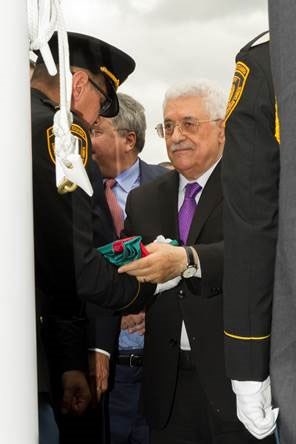 Palestinas president Mahmoud Abbas presenterer flagget som ble heist i FNs hovedkvarter. Foto: Mark Garten, FN