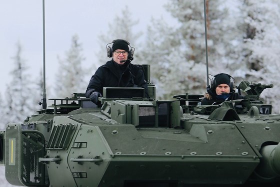 Forsvarsminister Odd Roger Enoksen var med og prøvekjørte det som kan bli Norges nye stridsvogner på Rena. 