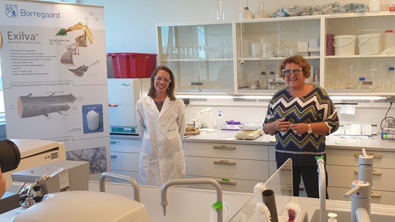 Forsker og gruppeleder Anna Vøllo Kristiansen og landbruks- og matminister Olaug Bollestad i Exilva-laben hos Borregaard.