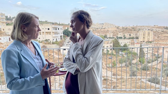 Bilde av utenriksminister Huitfedlt stående i samtale med Ilaria Speri utendørs