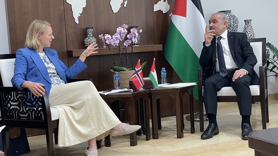 Bilde av utenriksminister Huidfeldt i samtale med Palestinas statsminister Mphammed Shtayyeh 