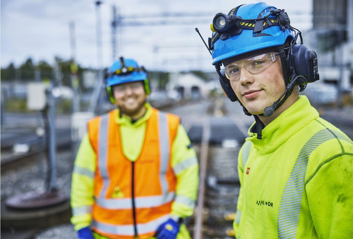 To arbeidere utfører arbeid på jernbanesporet.