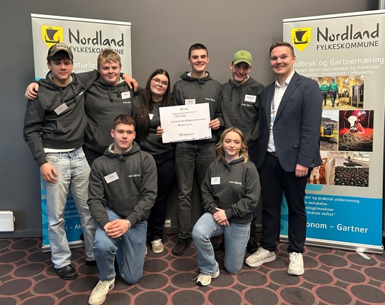 Naturbrukselever fra Kleiva i Sortland og fylkesråd for utdanning Joakim Sennesvik