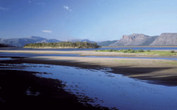 Figur 13.2 Tanaelva i Finnmark er gjennom behandlingen av St.prp nr. 79
(2001-2002) opprettet som et nasjonalt laksevassdrag sammen med
36 andre vassdrag og 21 tilhørende laksefjorder.