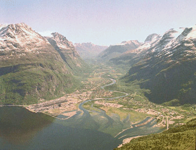 Figur 7.1 Arealbruk påvirket gjennom 1900-tallet flere naturtyper.
Det var en sterk økning i omfanget av kraftutbygging, vegbygging
og nedbygging av elvedelta og kystområder. Norske elvedelta
er generelt en truet og sårbar naturtype. Her fra Drivas
utl...