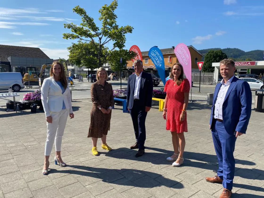Rådmann i Orkland Ingvill Kvernmo, kunnskaps- og integreringsminister Guri Melby, ordfører i Orkland Oddbjørn Bang, distrikts- og digitaliseringsminister Linda Hofstad Helleland og Jan Grønningen fra Orkland Høyre på torget i Orkanger.